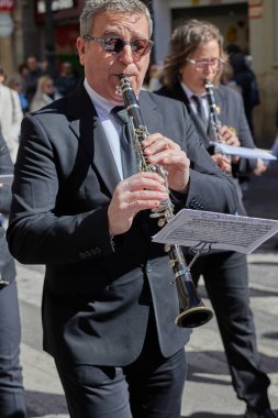 Las Fallas festivali sırasında şehir merkezinden geçen bando müzisyenlerinin festival alayı. Valencia, İspanya - 03 Mart 2024.