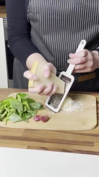Μαγειρεύω Σάλτσα Πέστο Γυναικείο Χέρι Κλειστό Τρίψιμο Παρμεζάνα Τυρί — Αρχείο Βίντεο