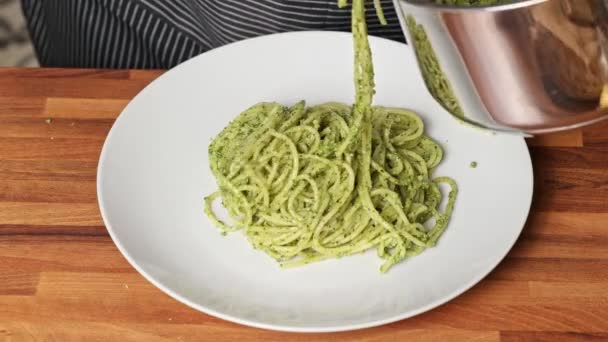 Primer Plano Una Mano Mujer Poniendo Espaguetis Con Salsa Pesto — Vídeos de Stock