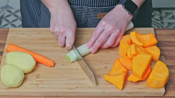 Крупный План Женских Рук Рубящих Овощи Приготовления Тыквенного Супа Морковь — стоковое видео