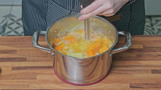 Μια Γυναίκα Αλέθει Βραστά Λαχανικά Ένα Μπλέντερ Σούπα Κολοκύθας — Αρχείο Βίντεο
