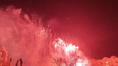 El Castillo de la Nit del Foc 2024 Las Fallas festivali sırasında Valencia Belediye Meydanı 'nda havai fişek gösterisi. Valencia, İspanya - 10 Mart 2024.