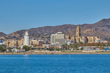Costa del Sol 'daki Malaga limanında deniz feneri ve sahil şeridi. Malaga, İspanya - 06 Ocak 2024.