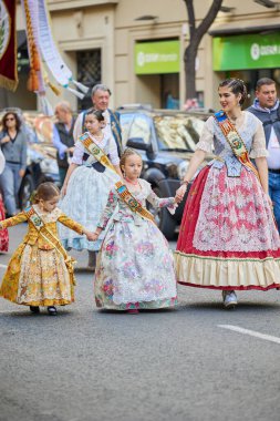 Las Fallas festivali sırasında şehir merkezinde geleneksel kıyafetlerle kadınların geçit töreni. Valencia, İspanya - 16 Mart 2024.