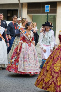Las Fallas festivali sırasında şehir merkezinde geleneksel kıyafetlerle kadınların geçit töreni. Valencia, İspanya - 16 Mart 2024.