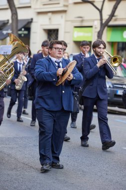 Las Fallas festivali sırasında şehir merkezinden geçen bando müzisyenlerinin festival alayı. Valencia, İspanya - 16 Mart 2024.