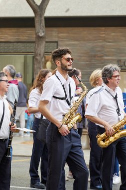 Las Fallas festivali sırasında şehir merkezinden geçen bando müzisyenlerinin festival alayı. Valencia, İspanya - 16 Mart 2024.