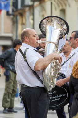 Las Fallas festivali sırasında şehir merkezinden geçen bando müzisyenlerinin festival alayı. Valencia, İspanya - 16 Mart 2024.