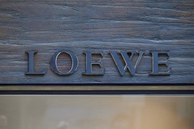 Loewe logosu Valencia 'nın merkezindeki dükkanda. Valencia, İspanya - 16 Mart 2024.