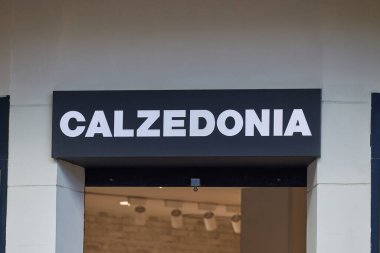 Giysi mağazasında Calzedonia logosu var. Valencia, İspanya - 16 Mart 2024.