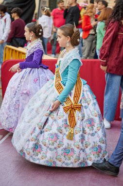 Las Fallas festivali sırasında şehir merkezinde geleneksel kıyafetlerle şenlik alayı. Valencia, İspanya - 16 Mart 2024.