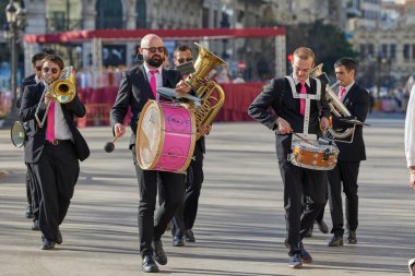 Las Fallas festivali sırasında şehir merkezinden geçen bando müzisyenlerinin festival alayı. Valencia, İspanya - 17 Mart 2024.