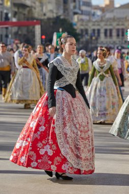 Las Fallas festivali sırasında şehir merkezinde geleneksel kıyafetlerle kadınların geçit töreni. Valencia, İspanya - 17 Mart 2024.