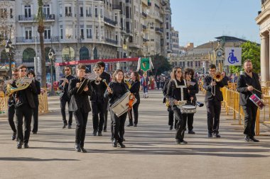 Las Fallas festivali sırasında şehir merkezinden geçen bando müzisyenlerinin festival alayı. Valencia, İspanya - 17 Mart 2024.