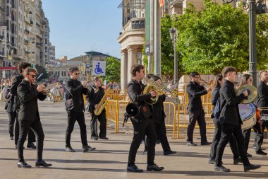 Las Fallas festivali sırasında şehir merkezinden geçen bando müzisyenlerinin festival alayı. Valencia, İspanya - 17 Mart 2024.