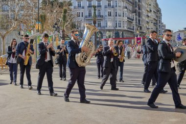 Las Fallas festivali sırasında şehir merkezinden geçen bando müzisyenlerinin festival alayı. Valencia, İspanya - 17 Mart 2024.