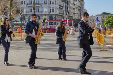 Las Fallas festivali sırasında şehir merkezinden geçen bando müzisyenlerinin festival alayı. Valencia, İspanya - 17 Mart 2024.