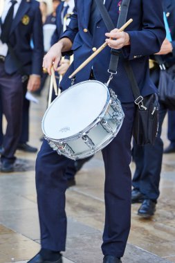 Las Fallas festivali sırasında şehir merkezinden geçen bando müzisyenlerinin festival alayı. Valencia, İspanya - 16 Mart 2024.