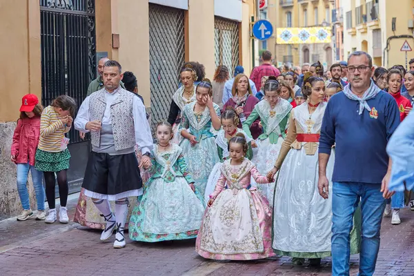 Las Fallas festivali sırasında şehir merkezinde geleneksel giysiler giymiş insanların geçit töreni. Valencia, İspanya - 16 Mart 2024.