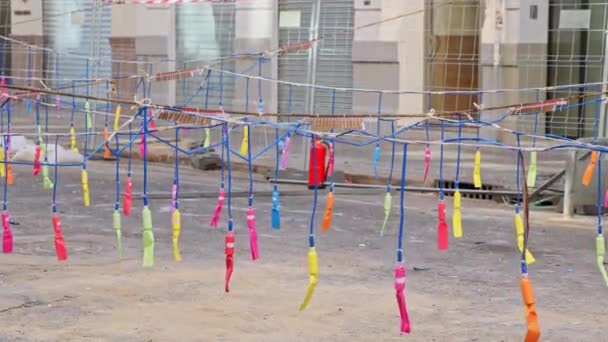 街の通りの糸にぶら下がっている 消防士 ラスファラスの間にゆっくり動くマクレタの前に 街の通りの糸にぶら下がるカラフルな消防士 — ストック動画