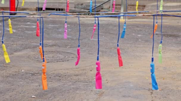 Firecrackers Hanging Thread City Street Colorful Firecrackers Bouncing Hanging Thread — Stock Video