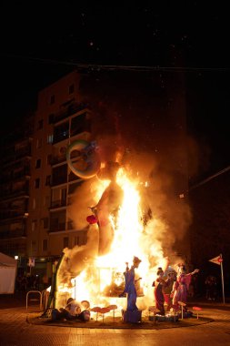 Las Fallas festivalinin son gününde bir figürü yakmak. La Crema. Valencia, İspanya - 19 Mart 2024.