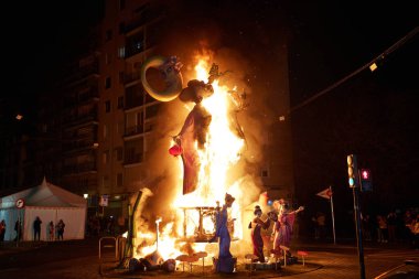 Las Fallas festivalinin son gününde bir figürü yakmak. La Crema. Valencia, İspanya - 19 Mart 2024.