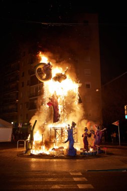 Las Fallas festivalinin son gününde bir figürü yakmak. La Crema. Valencia, İspanya - 19 Mart 2024.