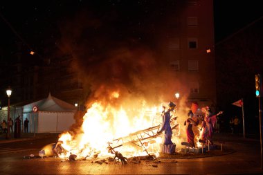 Las Fallas festivalinin son gününde bir figürü yakmak. La Crema. Valencia, İspanya - 19 Mart 2024.