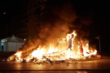 Las Fallas festivalinin son gününde bir figürü yakmak. La Crema. Valencia, İspanya - 19 Mart 2024.