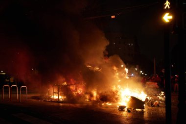 Las Fallas festivalinin son gününde bir figürü yakmak. La Crema. Valencia, İspanya - 19 Mart 2024.