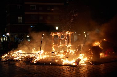 Las Fallas festivalinin son gününde bir figürü yakmak. La Crema. Valencia, İspanya - 19 Mart 2024.