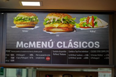 McDonald 's restoranının menüsü. McDonald 's bir Amerikan hamburgeri ve fast food restoran zinciri. Valencia, İspanya - 16 Mart 2024.