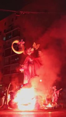 Las Fallas festivalinin son gününde bir figürü yakmak. La Crema. Valencia, İspanya - 19 Mart 2024.