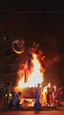 Las Fallas festivalinin son gününde bir figürü yakmak. La Crema. Valencia, İspanya - 19 Mart 2024.