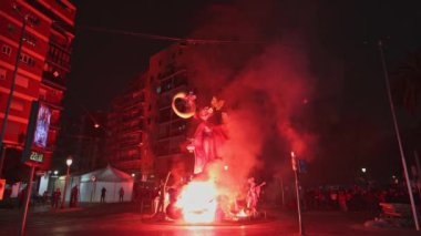 Las Fallas festivalinin son gününde bir figürü yakmak. La Crema. Valencia, İspanya - 19 Mart 2024.