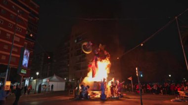 Las Fallas festivalinin son gününde bir figürü yakmak. La Crema. Valencia, İspanya - 19 Mart 2024.