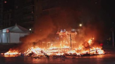 Las Fallas festivalinin son gününde bir figürü yakmak. La Crema. Valencia, İspanya - 19 Mart 2024.