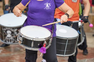 Plaza Virgen 'de bir grup davulcu sahne alacak. Valencia, İspanya - 16 Mart 2024.