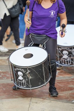 Plaza Virgen 'de bir grup davulcu sahne alacak. Valencia, İspanya - 16 Mart 2024.