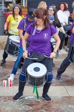 Plaza Virgen 'de bir grup davulcu sahne alacak. Valencia, İspanya - 16 Mart 2024.