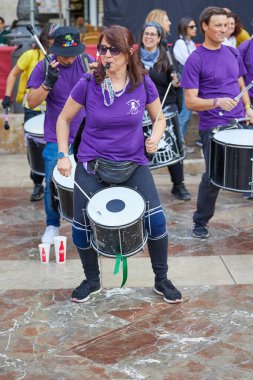 Plaza Virgen 'de bir grup davulcu sahne alacak. Valencia, İspanya - 16 Mart 2024.