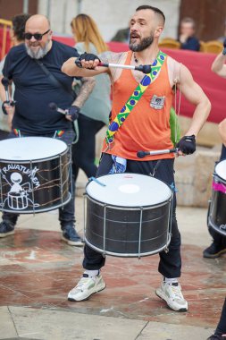 Plaza Virgen 'de bir grup davulcu sahne alacak. Valencia, İspanya - 16 Mart 2024.