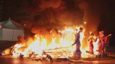 Las Fallas festivalinin son gününde bir figürü yakmak. La Crema. Valencia, İspanya - 19 Mart 2024.