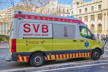 Ambulans arabası sokağa park edilmiş. Valencia, İspanya - 16 Mart 2024.