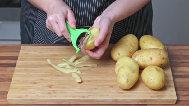 Руки Женщины Чистящей Картошку Кулинария Дома — стоковое видео