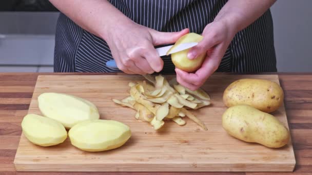 Χέρια Μιας Γυναίκας Που Καθαρίζει Πατάτες Μαγειρική Στο Σπίτι — Αρχείο Βίντεο
