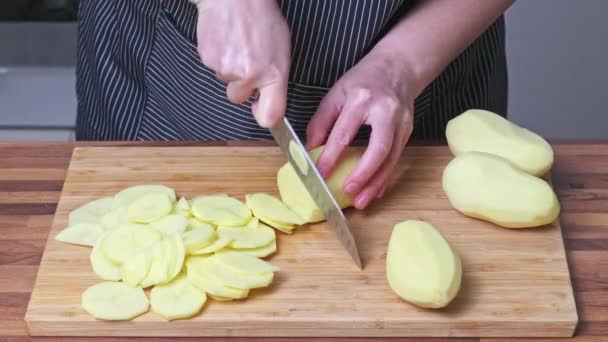 Χέρια Μιας Γυναίκας Που Κόβει Πατάτες Μαγειρική Στο Σπίτι — Αρχείο Βίντεο