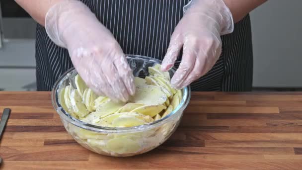 Uma Mulher Mistura Especiarias Creme Com Batatas Fatias Finas Prato — Vídeo de Stock