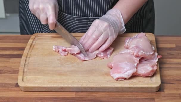 Γυναίκα Κοπής Και Τεμαχισμού Φρέσκο Κρέας Κοτόπουλου Ατσάλινο Μαχαίρι Ξύλο — Αρχείο Βίντεο